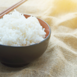 ご飯を我慢してお菓子を食べるのは逆効果？本末転倒なダイエット習慣とは