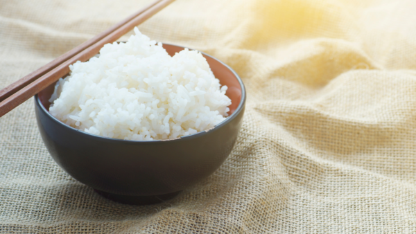ご飯を我慢してお菓子を食べるのは逆効果？本末転倒なダイエット習慣とは